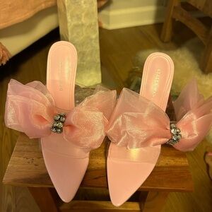 Azalea Wang. If bows are your thing, these shoes are for you. 💕 🎀